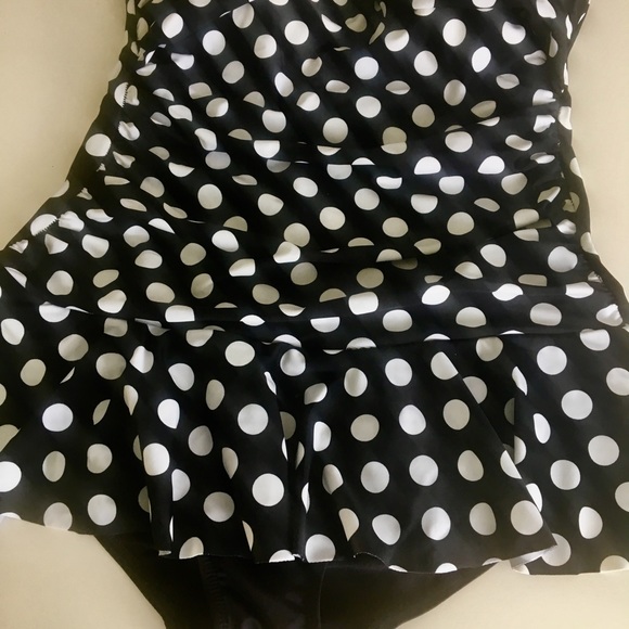 Polka dot bathing suit. Very slimming! - Picture 1 of 4